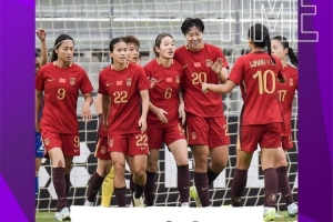 記者：中國(guó)男女足大部分球員都很努力，但踢得都不是現(xiàn)代足球