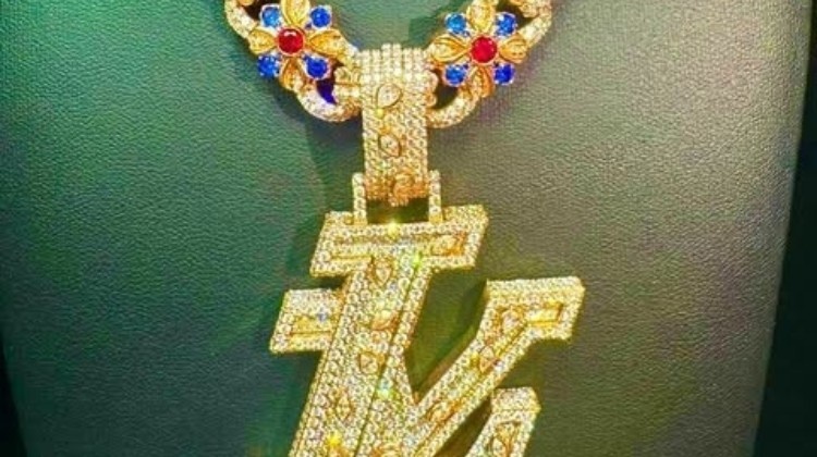 真的壕??亞馬爾獲贈(zèng)一價(jià)值40萬(wàn)歐的黃金鉆石專屬項(xiàng)鏈，造型為L(zhǎng)Y