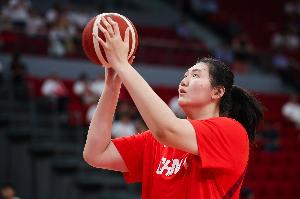 在二樓打球??張子宇2米26&印尼最高球員1米83 雙方相差43cm！