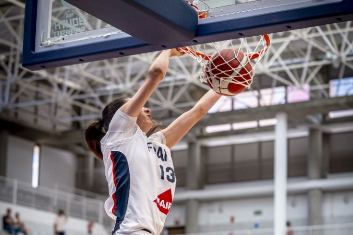 ??震驚解說！U18女籃歐錦賽 1米94的法國18歲小將雙手炸扣！