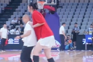 “心疼”教練3秒??張子宇昨晚賽前與助教熱身 不動(dòng)如山角力獲勝