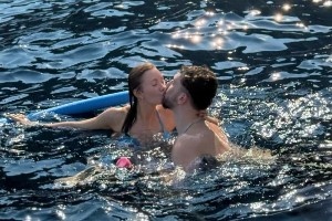 性感比基尼+水中激吻??！女友曬度假合照 申京：我的最愛