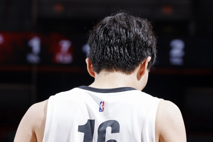 楊瀚森應(yīng)留在美國備戰(zhàn)NBA還是回來打亞洲杯？說說你們的看法？