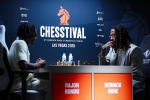 ??從球場(chǎng)殺到棋場(chǎng)？隆多和羅斯亮相“國(guó)際象棋節(jié)”現(xiàn)場(chǎng)進(jìn)行對(duì)壘