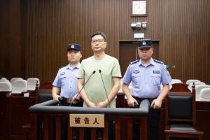 原上港集團總裁嚴(yán)俊犯受賄罪，被判有期徒刑十二年，罰金二百萬元