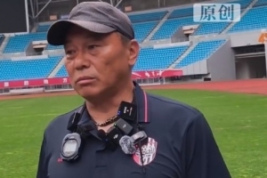 人氣爆棚！鹽城隊媒體開放日活動，教練隊員均戴起“話筒項鏈”