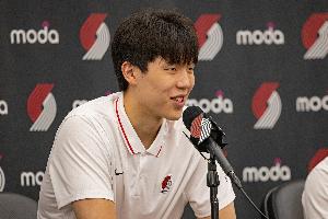 楊瀚森采訪被包圍！殳海：千頃地里的一棵苗面對的比普通禾苗更多