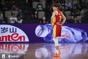 穩(wěn)健控場！楊力維半場3中2拿到5分3助 三分1中1