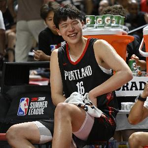 ??太搞了！米西吃T 楊瀚森在身后故意鼓掌笑他