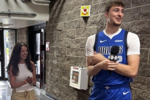 BR女記者曬出與弗拉格的合影：這是我的“歡迎來到NBA”時刻
