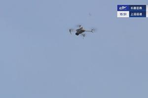 意外情況！空中有無人機(jī)干擾，亞泰vs海港比賽暫停了幾分鐘
