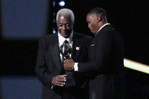NBA第三人！威少為大O頒發(fā)阿瑟-阿什勇氣獎杯