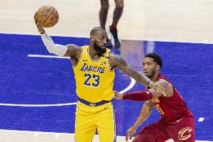 NBA高管：詹姆斯執(zhí)行球員選項(xiàng)是錯(cuò)誤的決定 他應(yīng)以自由身簽約騎士