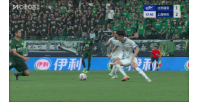 李可鏟倒張玉寧&后者痛苦倒地，馬寧向李可出示黃牌
