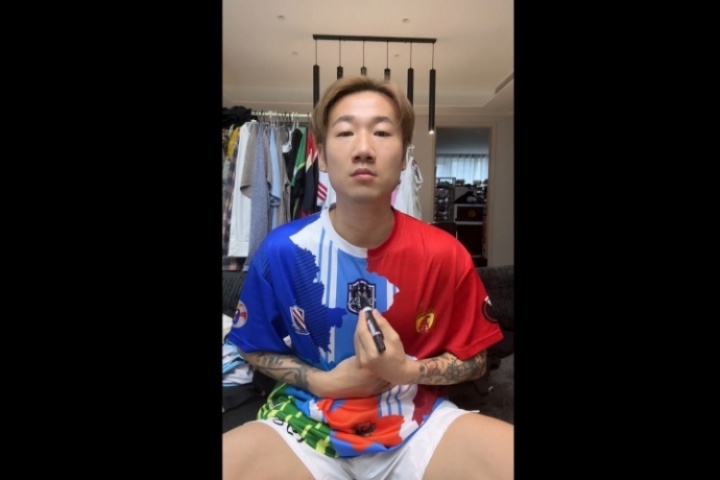 聲援韋世豪？舊將榮昊涂黑球衣前的泰達(dá)隊(duì)徽：作為男人誰能忍？
