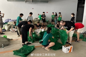 博主：昨天完成6萬人TIFO展示，今天國安球迷又來到工體回收整理