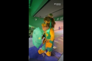 不容易！國(guó)安吉祥物熱到有些中暑，急忙休息補(bǔ)了一瓶藿香正氣