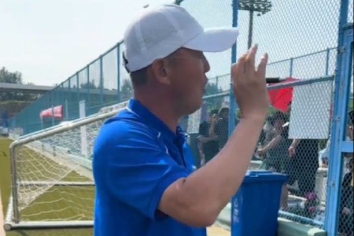 小孩子領(lǐng)背心沒說謝謝，孫繼海訓(xùn)話：先做好人然后踢球，我想堅(jiān)持