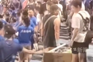 贛超第二輪南昌對陣九江賽后，球迷自發(fā)清理隨身垃圾