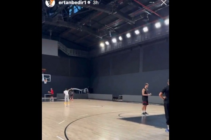 ??范喬丹和申京在其老家土耳其合練！還有火箭助教們陪同