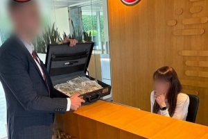 郵報(bào)：水晶宮球迷送假幣到歐足聯(lián)總部，抗議他們?nèi)∠蜿?duì)歐聯(lián)資格