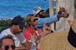 度假模式！詹姆斯夫婦法國(guó)海邊聚餐 老詹隨音樂翩翩起舞????