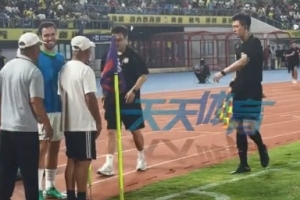 西海岸主場工作人員加時賽前提前收起角旗桿，多虧塞鳥及時發(fā)現(xiàn)