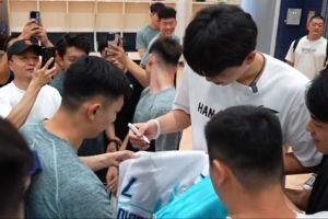 氣氛真好！今天楊瀚森回到青島男籃直奔籃球館 直接簽名簽到手軟