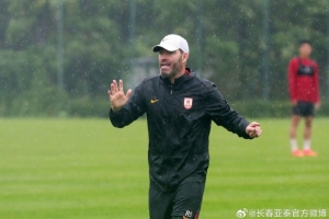 “東北德比” 一觸即發(fā) 亞泰將士冒雨備戰(zhàn)大連英博