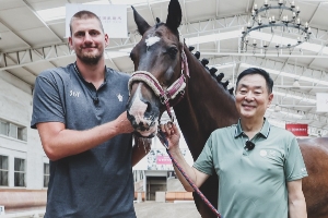 ??喜歡！約基奇打破次元壁與濮存昕共同擼馬&看馬眼神都拉絲了
