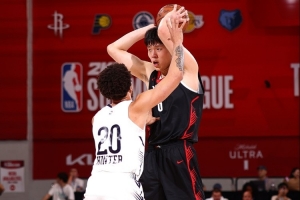 楊瀚森：CBA對(duì)抗特別激烈 NBA是主動(dòng)尋求身體對(duì)抗 每個(gè)都為爭(zhēng)飯碗