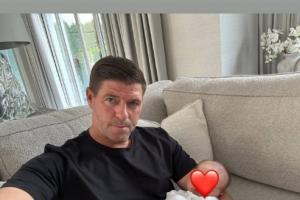 ??45歲當外公！杰拉德曬抱著外孫女照片：外公的責任