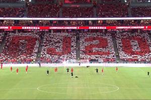 YNWA??現(xiàn)場(chǎng)球迷拼出“DJ20”致敬若塔，名宿達(dá)格利什獻(xiàn)上花環(huán)