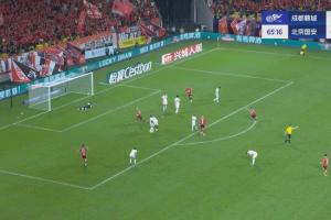 蓉城2-0領(lǐng)先國安！萊切特第65分鐘內(nèi)切破門