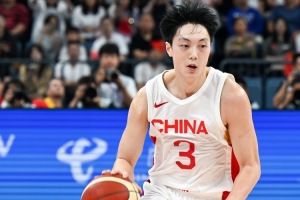 狀態(tài)回暖！胡明軒6中3拿到10分2板6助1斷 上場(chǎng)比賽8中1