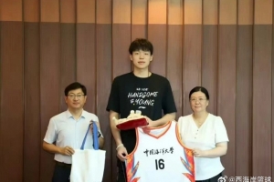 媒體人：楊瀚森來中國海洋大學(xué)領(lǐng)取自己的本科錄取通知書