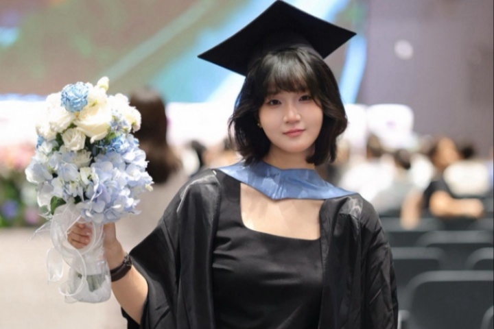 泰山女球迷畢業(yè)典禮上演莫伊塞斯慶祝：喜歡泰山10年，最喜歡大雷