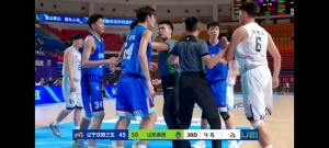 完全控制不住??！遼寧&山東U21男籃大規(guī)模沖突 比賽提前結(jié)束...