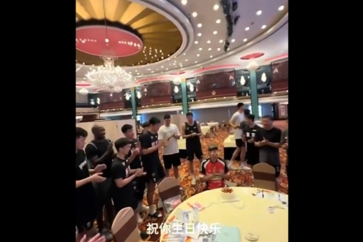 ??廣東為杜鋒唱生日歌 徐昕面色不善試圖提前離場被拽回！