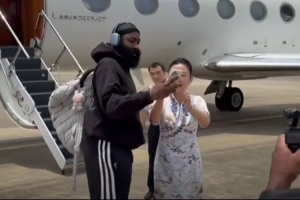 登哥來啦??哈登乘機抵達中國 連續(xù)第3年開啟中國行
