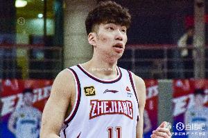 余嘉豪征戰(zhàn)CBA四個賽季 獲年度最佳星銳&2次入選國內(nèi)最佳陣容二陣
