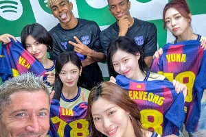 還原度如何？巴薩球員與韓國女團互動，互相模仿對方經典pose??