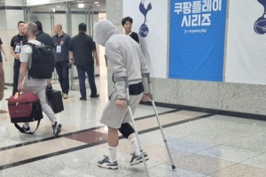跟隊：麥迪遜賽后拄拐通過混合采訪區(qū) 上次受傷也是這個膝蓋
