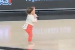大場面選手！WNBA舉辦嬰兒爬比賽 一寶寶“覺醒”人生第一次行走