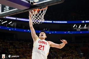 定海神針！胡金秋8中7超高效砍15分3板 獻(xiàn)一條龍暴扣
