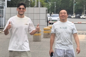 記者：薩爾瓦多受傷部位淤血嚴(yán)重，預(yù)計(jì)要兩周后才能做復(fù)位手術(shù)