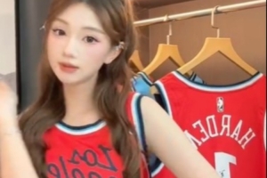 開心！美女主持人魏欣怡：一枚拿到哈登親簽的快樂女登蜜??