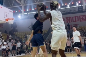 巴特勒和球迷打?qū)官惿涎萑纸^殺?? 全場(chǎng)高喊“MVP”