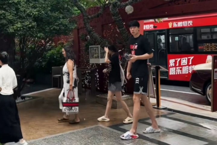 ??邁巴赫接送？楊瀚森帶女友和疑似丈母娘打卡高端私廚