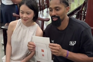 丁威迪中國(guó)行—西湖游玩的丁局感受中國(guó)篆刻文化并喜提個(gè)人印章